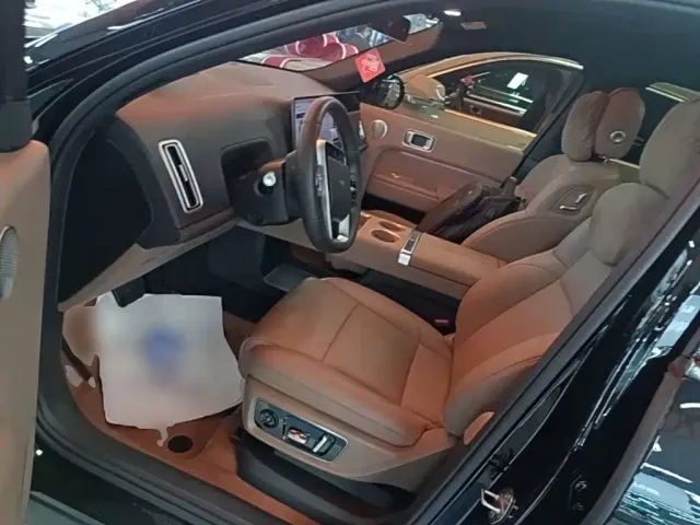 Li Auto L8 — Фото автомобиля 15