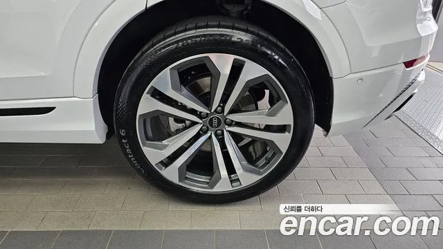Audi Q8 55 TFSI quattro Premium — Фото автомобиля 21