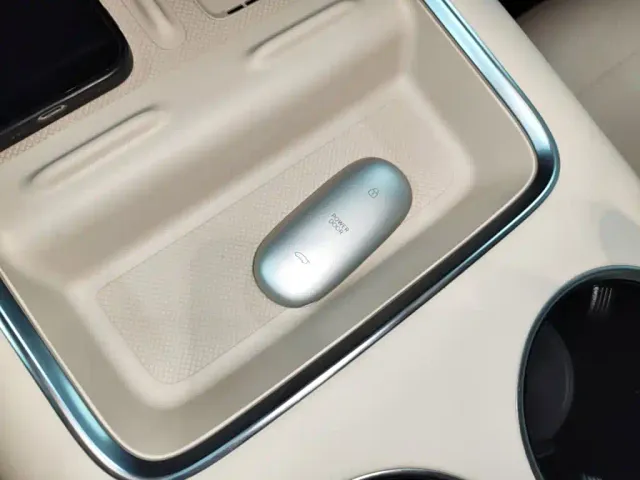 Li Auto MEGA — Фото автомобиля 8