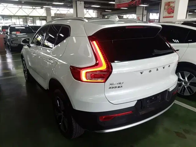 Volvo XC40 — Фото автомобиля 4