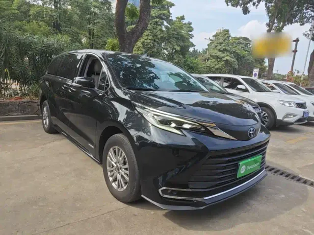 Toyota Sienna — Фото автомобиля 3