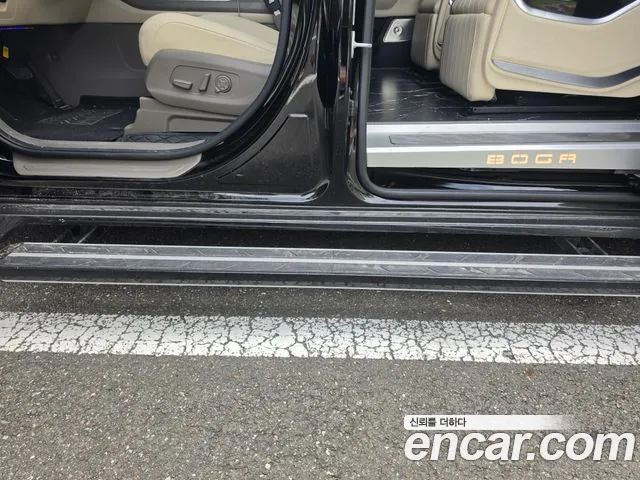 Kia Carnival Generation 4 — Фото автомобиля 12