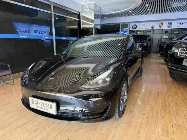 Tesla Model 3 — Фото автомобиля 3