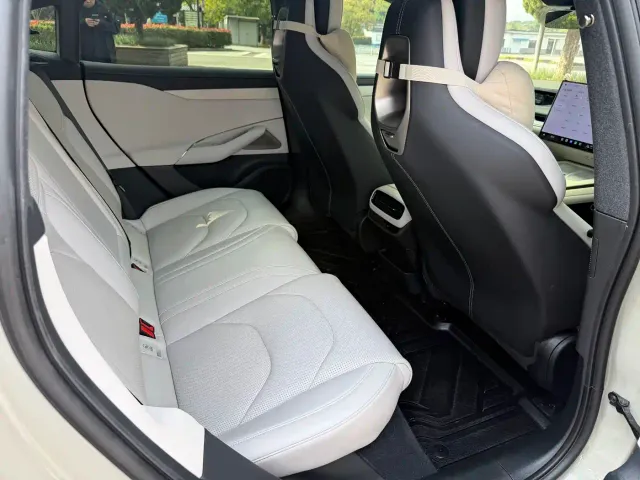 Xiaomi SU7 — Фото автомобиля 13