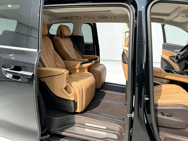 Denza D9 — Фото автомобиля 6