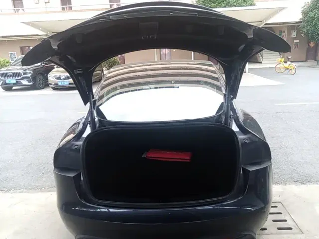 Tesla Model 3 — Фото автомобиля 18