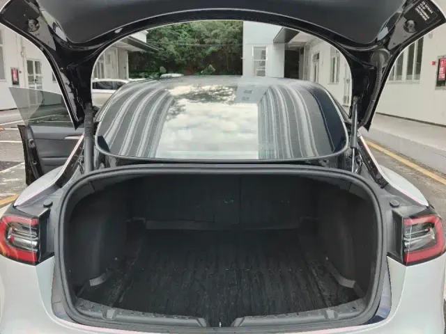 Tesla Model 3 — Фото автомобиля 10