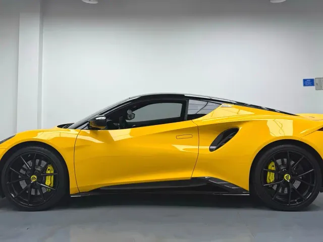 Lotus Emira — Фото автомобиля 8