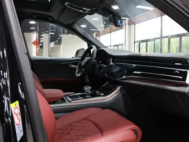 Audi SQ7 — Фото автомобиля 15