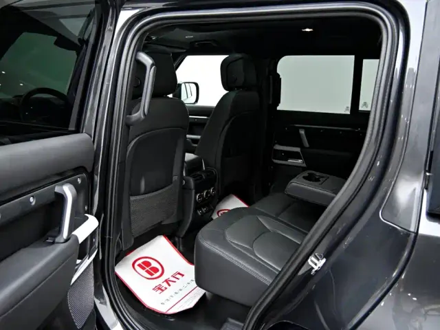 Land Rover Defender — Фото автомобиля 14