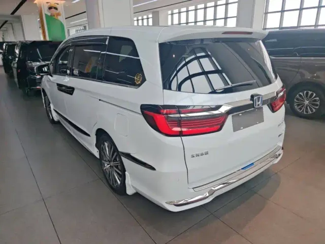 Honda Elysion 2024 2.0L e:HEV Luxury Edition — Фото автомобиля 4