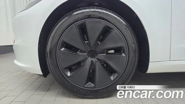 Tesla Model 3 — Фото автомобиля 5