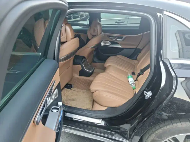 Mercedes-Benz E-Class — Фото автомобиля 21