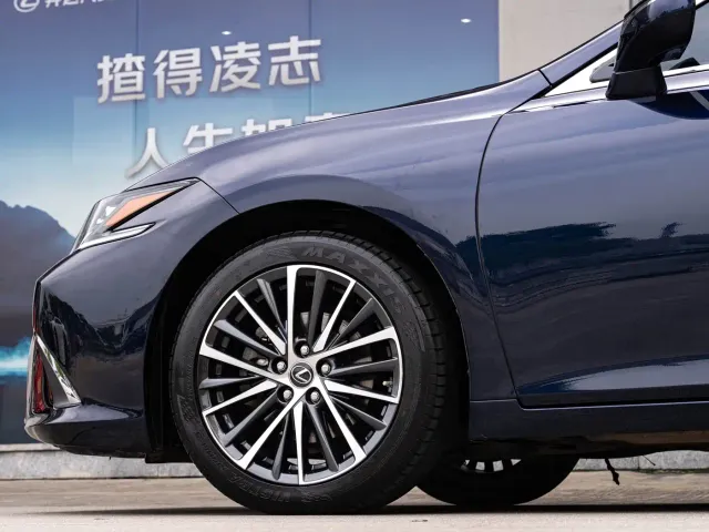 Lexus ES — Фото автомобиля 8