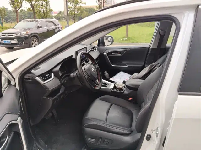 Toyota RAV4 — Фото автомобиля 5