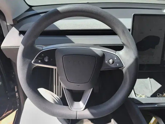 Tesla Model Y — Фото автомобиля 14
