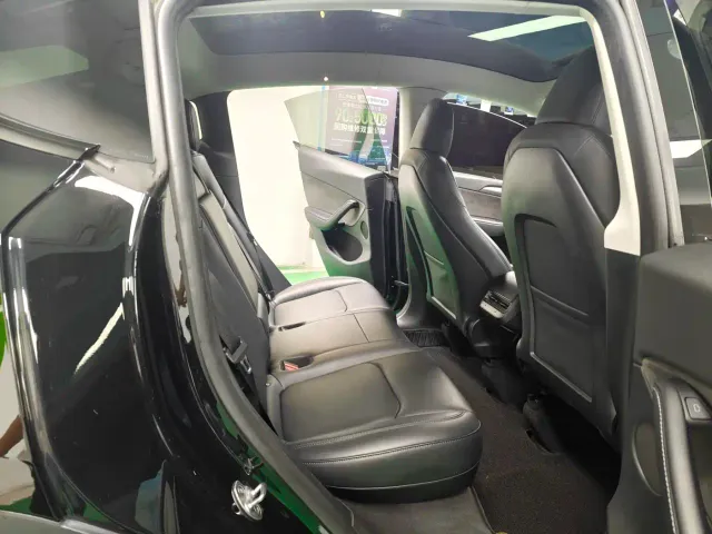 Tesla Model Y — Фото автомобиля 9