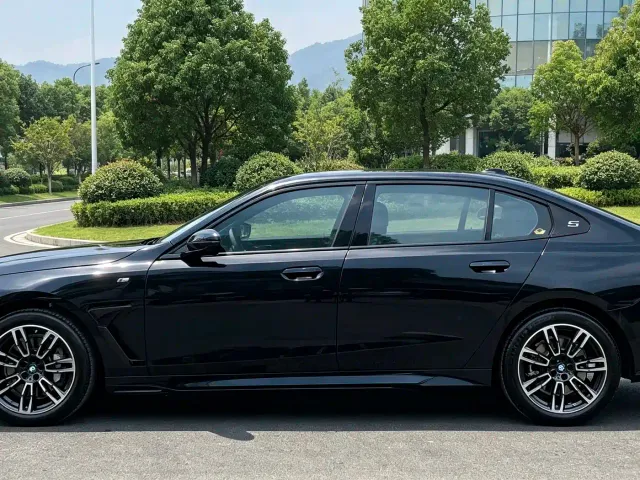 BMW 5 Series — Фото автомобиля 9
