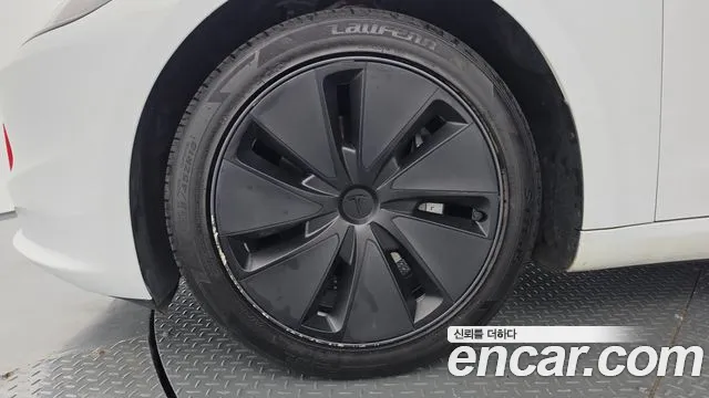 Tesla Model 3 — Фото автомобиля 5