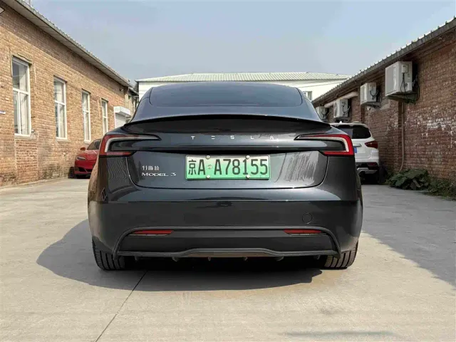 Tesla Model 3 — Фото автомобиля 17