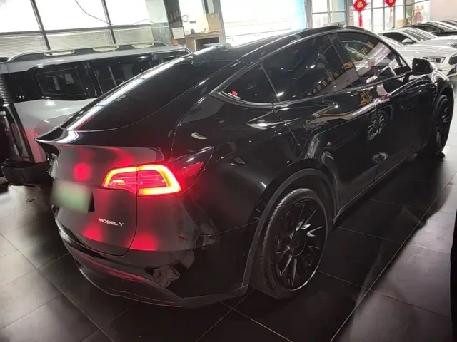 Tesla Model Y — Фото автомобиля 6