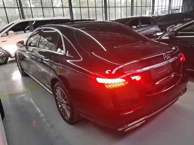 Mercedes-Benz E-Class — Фото автомобиля 4