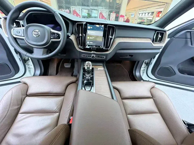 Volvo XC60 — Фото автомобиля 8