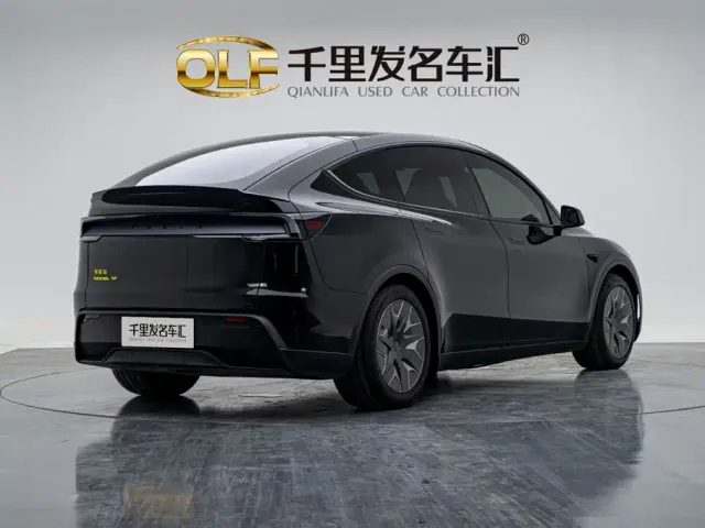 Tesla Model Y L — Фото автомобиля 3