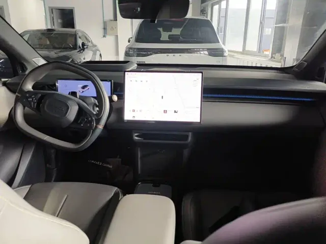Lynk & Co Z20 — Фото автомобиля 12