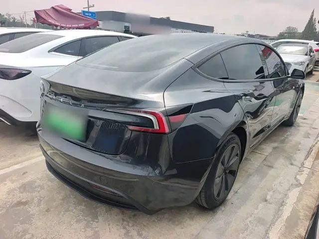 Tesla Model 3 — Фото автомобиля 6