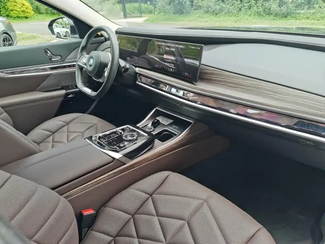 BMW BMW i7 2023 eDrive50L Leading Luxury Package — Фото автомобиля 16