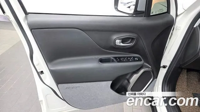 Jeep Renegade — Фото автомобиля 24