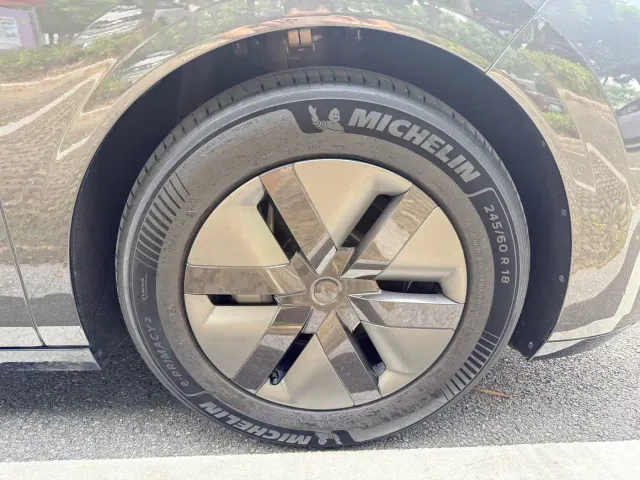 Li Auto MEGA — Фото автомобиля 9