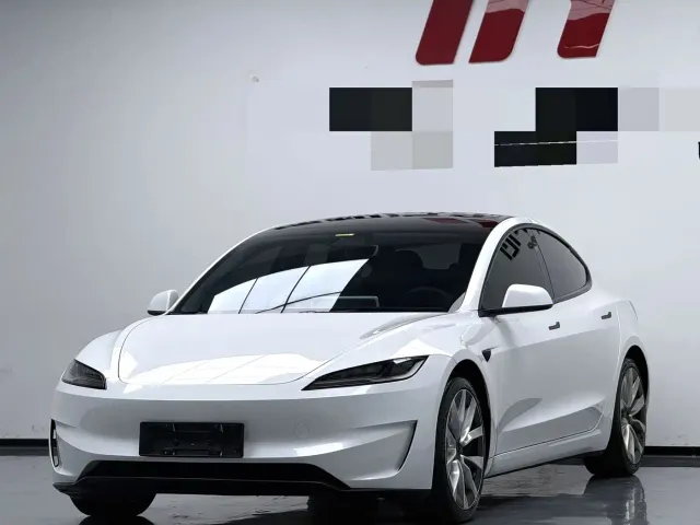 Tesla Model 3 — Фото автомобиля 2