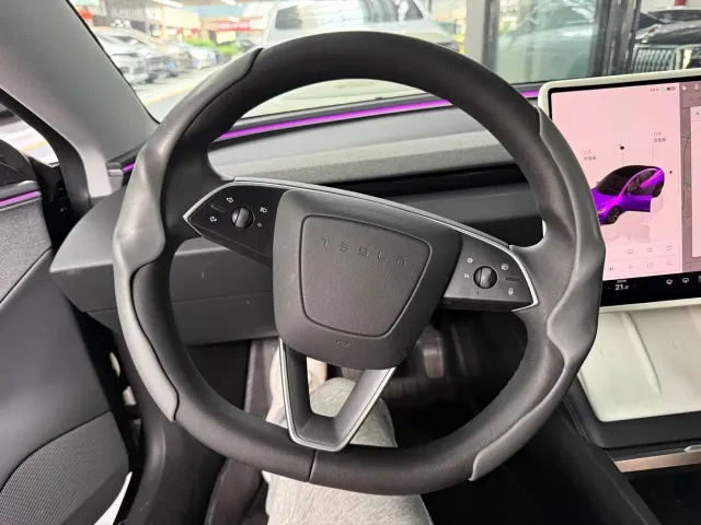 Tesla Model 3 — Фото автомобиля 5