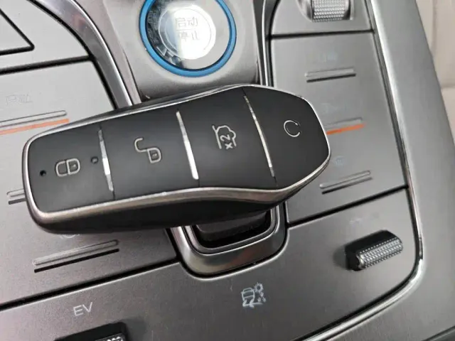 BYD Tang — Фото автомобиля 11