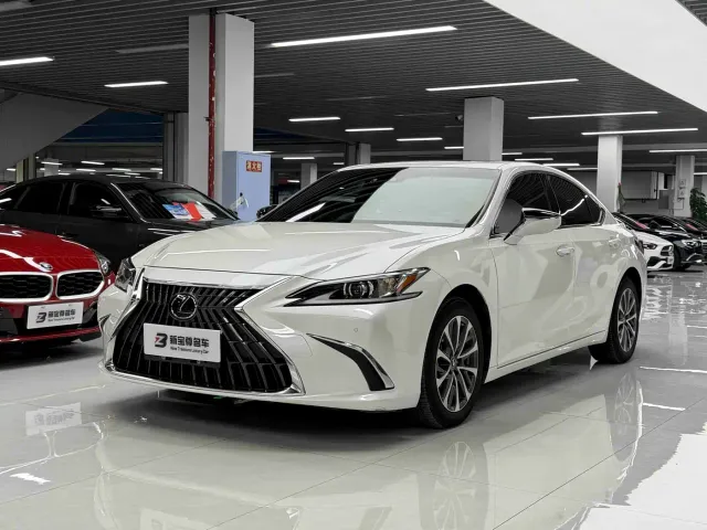 Фотография автомобиля — Lexus ES