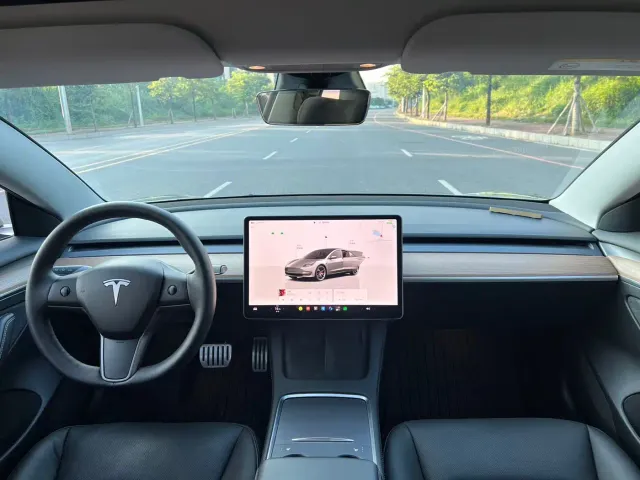 Tesla Model 3 — Фото автомобиля 10