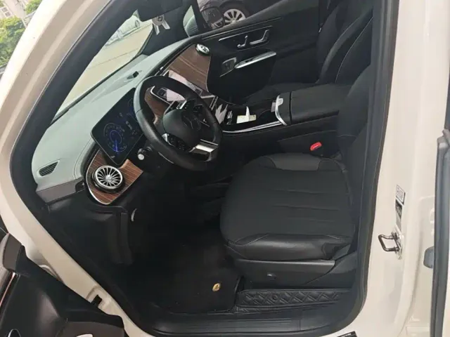 Mercedes-Benz EQE SUV — Фото автомобиля 14