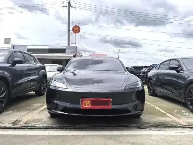 Tesla Model 3 — Фото автомобиля 2