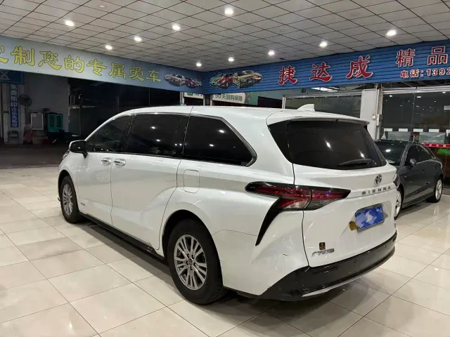 Toyota Sienna — Фото автомобиля 10