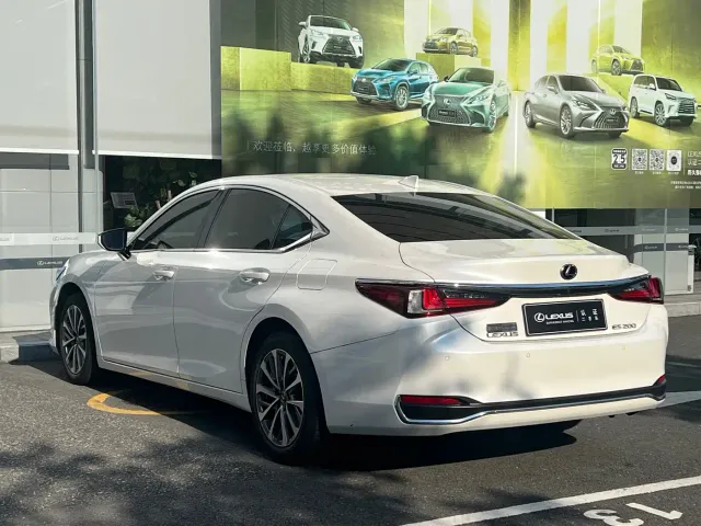 Lexus ES — Фото автомобиля 9
