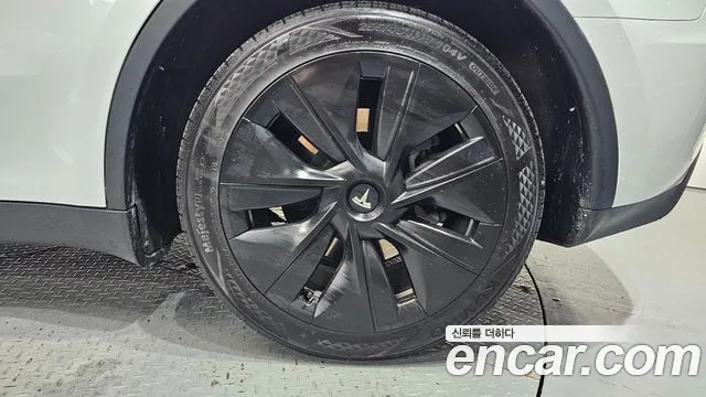 Tesla Model Y — Фото автомобиля 21