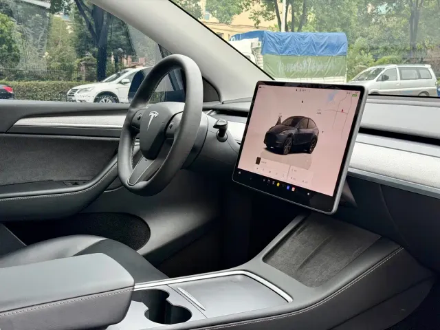 Tesla Model Y — Фото автомобиля 9