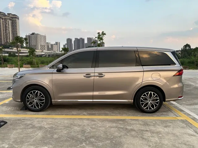 Roewe iMAX8 — Фото автомобиля 8