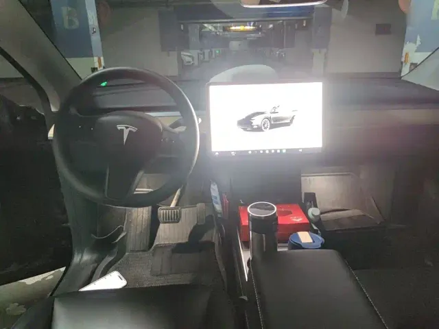 Tesla Model Y — Фото автомобиля 12
