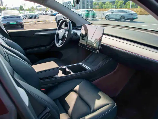 Tesla Model Y — Фото автомобиля 13