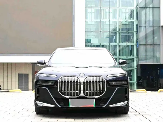 BMW i7 — Фото автомобиля 2