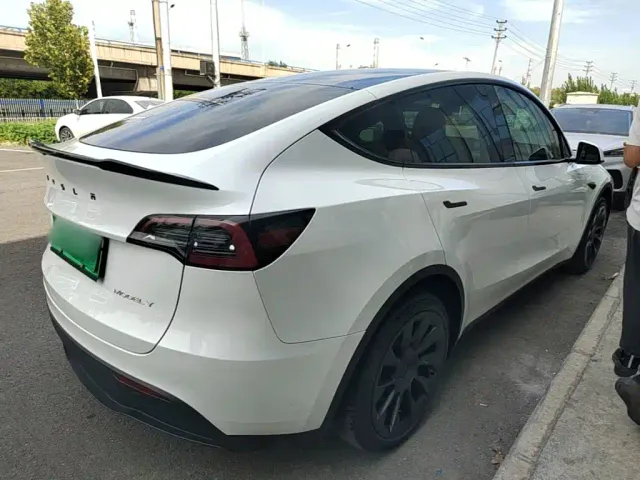 Tesla Model Y — Фото автомобиля 6