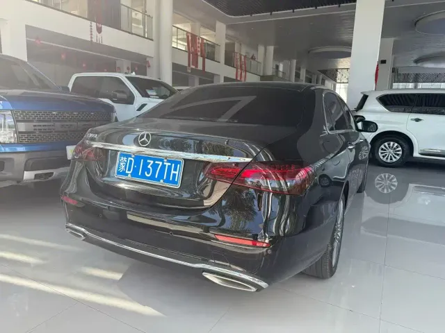 Mercedes-Benz E-Class — Фото автомобиля 3